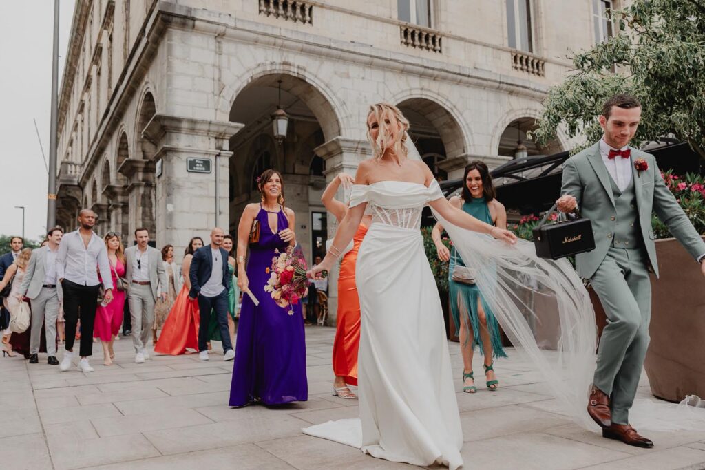 mariés qui dansent lors de leur mariage dans le pays basque à bayonne