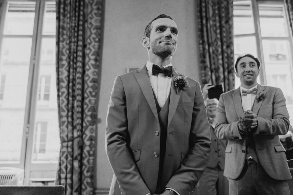 le mariée attend à la mairie de bayonne pour son mariage au pays-basque