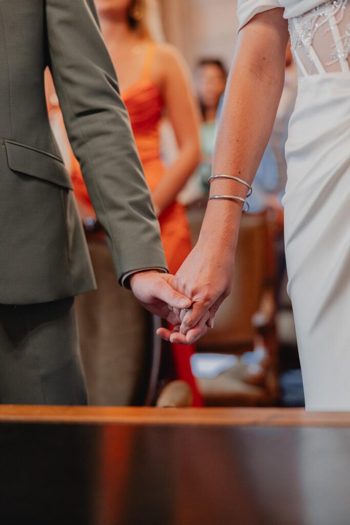 mariés qui se tiennent la main à la mairie de bayonne pour leur mariage