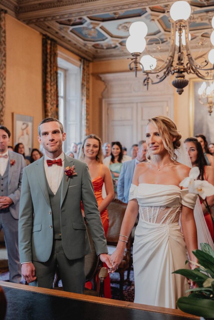 mariés qui se tiennent la main à la mairie de bayonne pour leur mariage