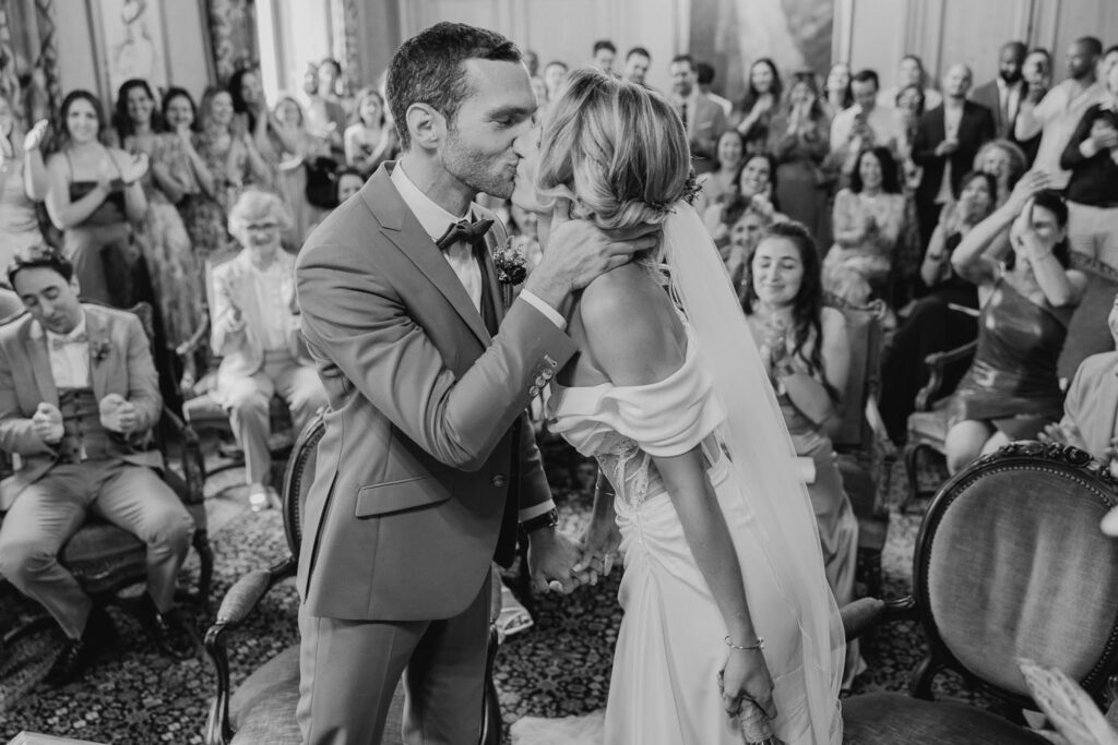 mariés qui se s'embrassent à la mairie de bayonne pour leur mariage
