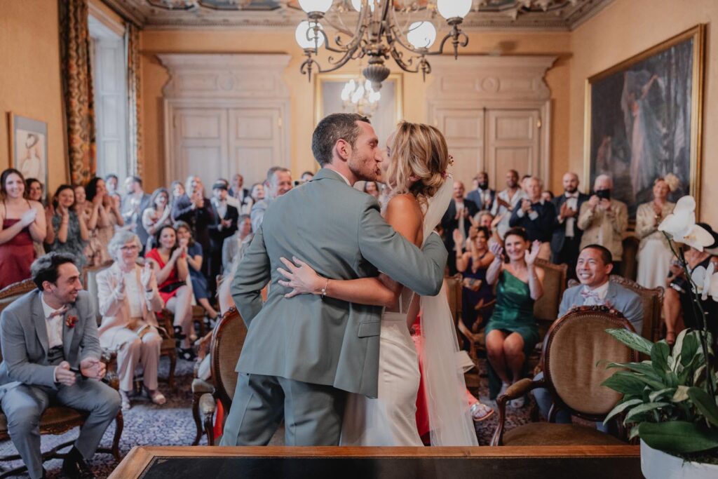 mariés qui se s'embrassent à la mairie de bayonne pour leur mariage au domaine etxezahar