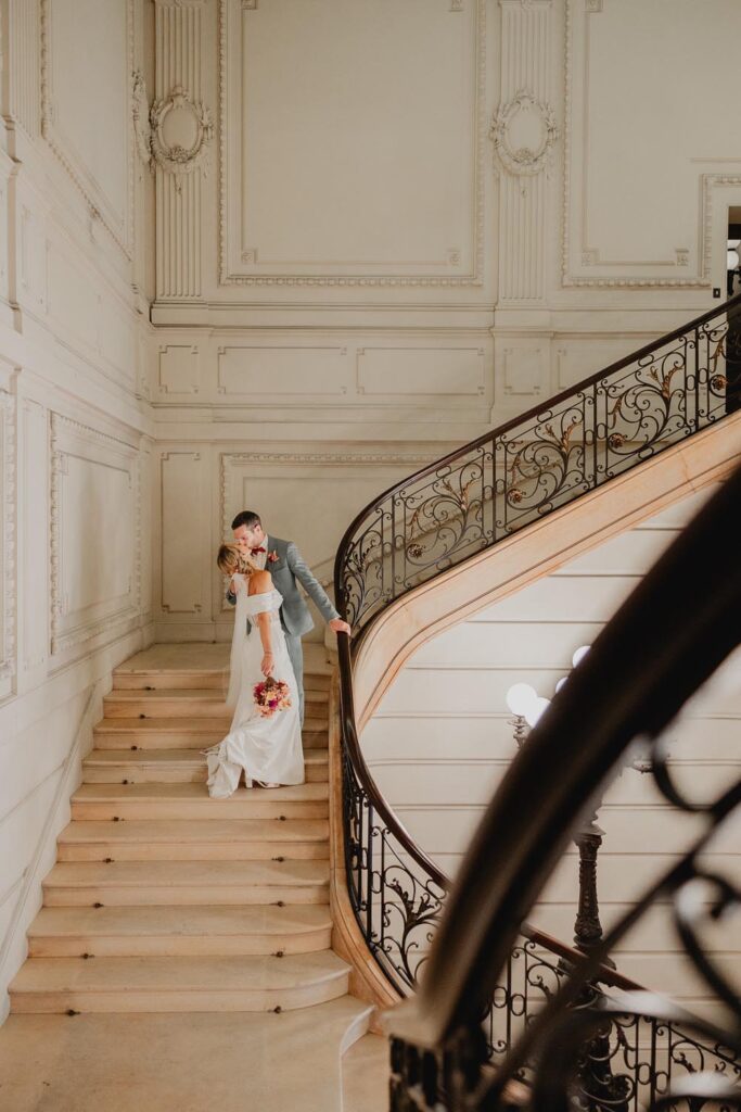 mariés qui se s'embrassentdans l'escalier de bayonne pour leur mariage