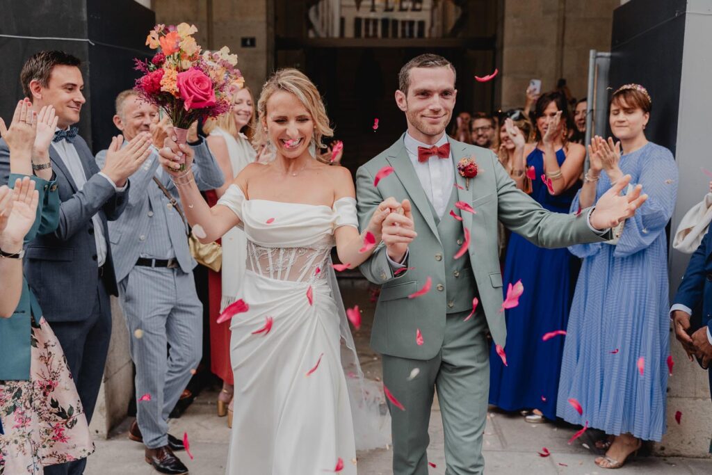 mariés qui sortent de la mairie de bayonne le jour de leur mariage au domaine etxezahar