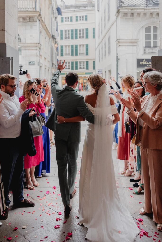 sortie des mariés de bayonne lors d'un mariage au pays basque