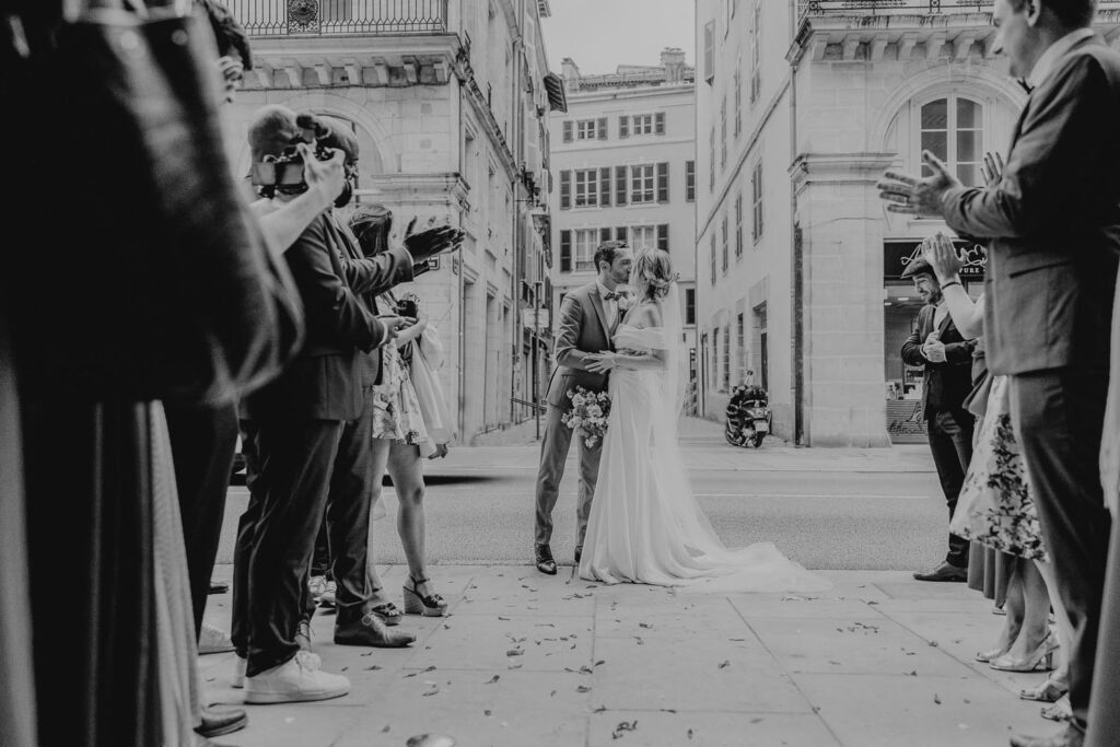 sortie des mariés de bayonne lors d'un mariage au pays basque