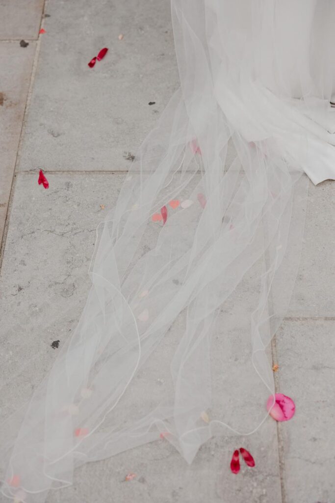 robe de mariée sur le parvis de bayonne dans la pays basque