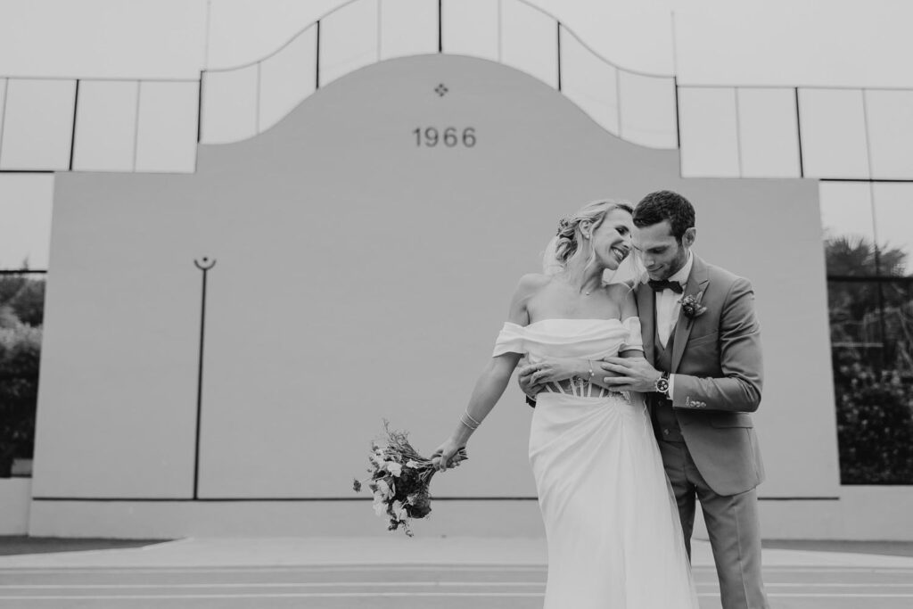 seance photo de couple lors d'un mariage à etxezahar à bardos au pays basque