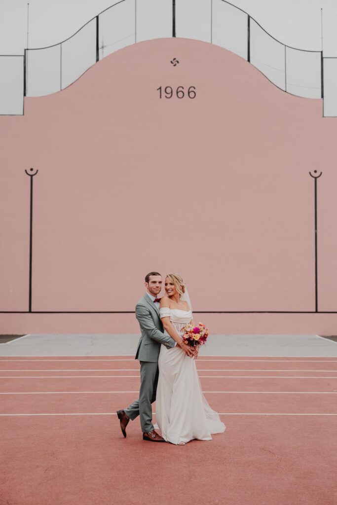 seance photo de couple au fronton lors d'un mariage à etxezahar à bardos au pays basque
