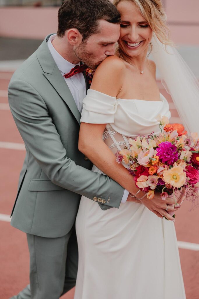seance photo de couple au fronton lors d'un mariage à etxezahar à bardos au pays basque