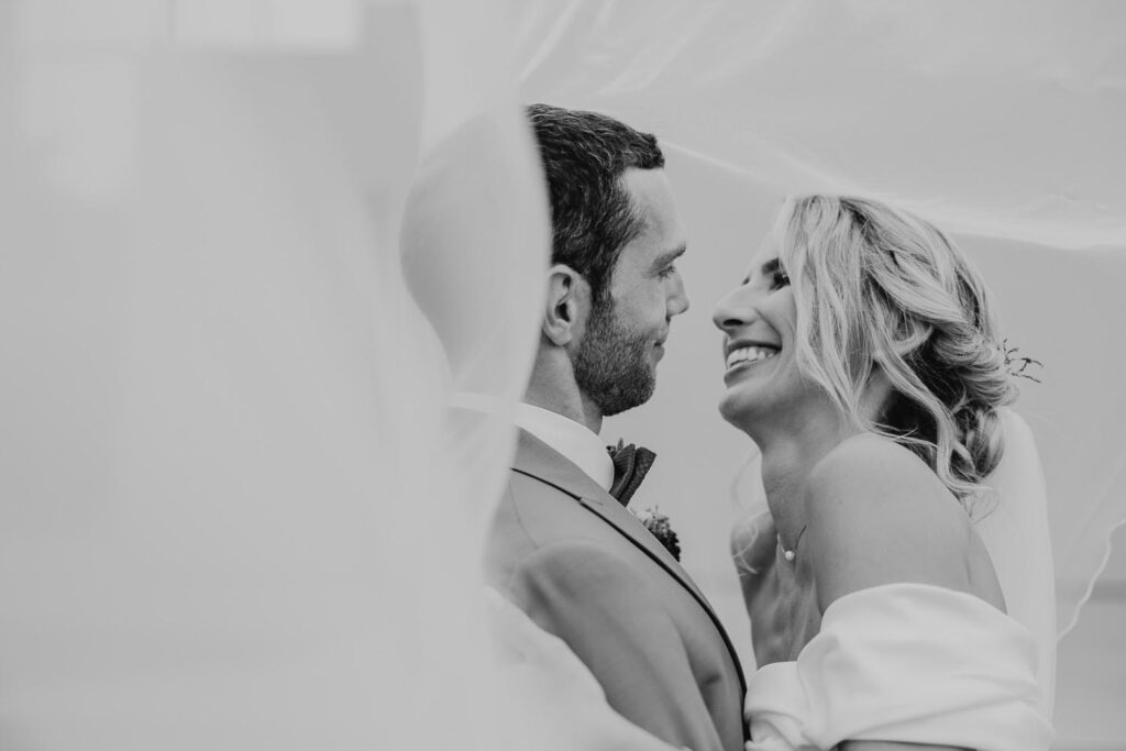 photo de couple lors d'un mariage à etxezahar à bardos au pays basque