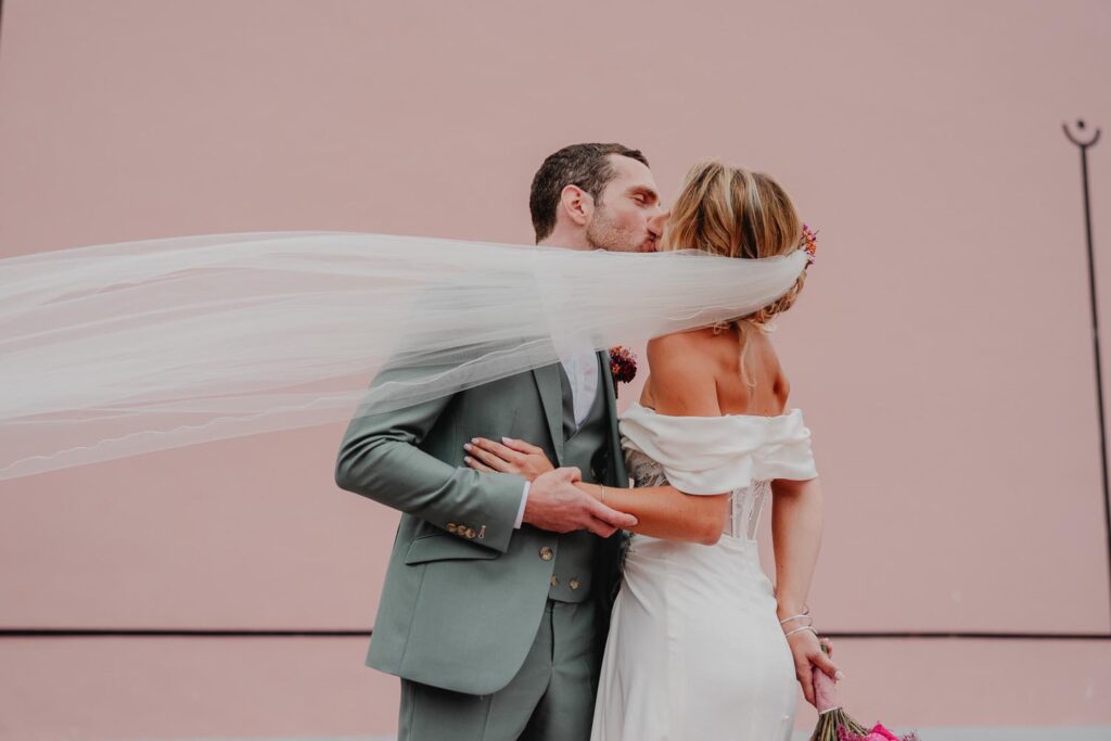 couple de mariés lors d'une séance photo de couple lors d'un mariage au domaine etxezahar au pays basque