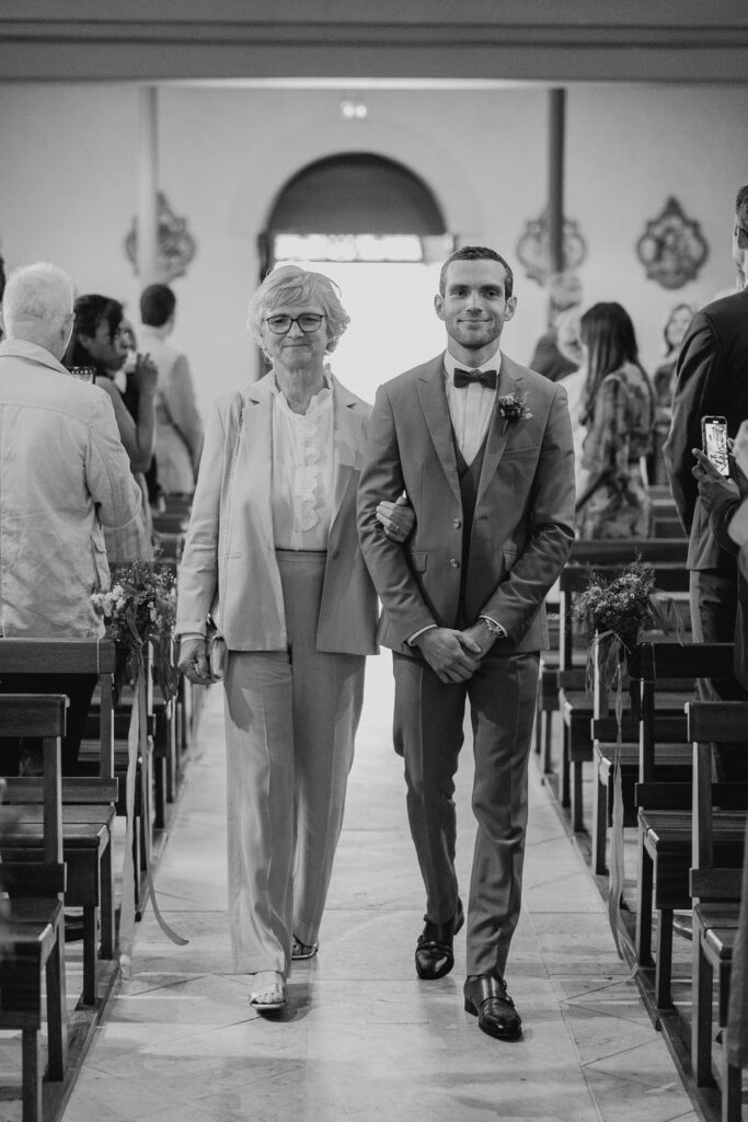 marié qui rentre à l'eglise de bardos lors d'un mariage