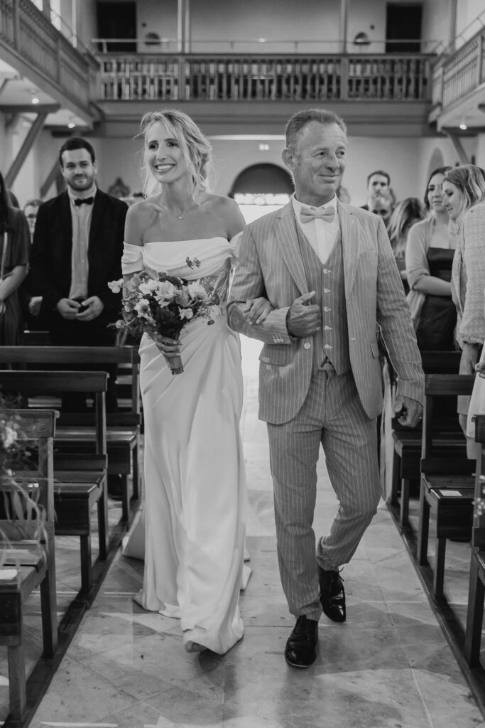 mariée qui rentre à l'eglise de bardos lors d'un mariage