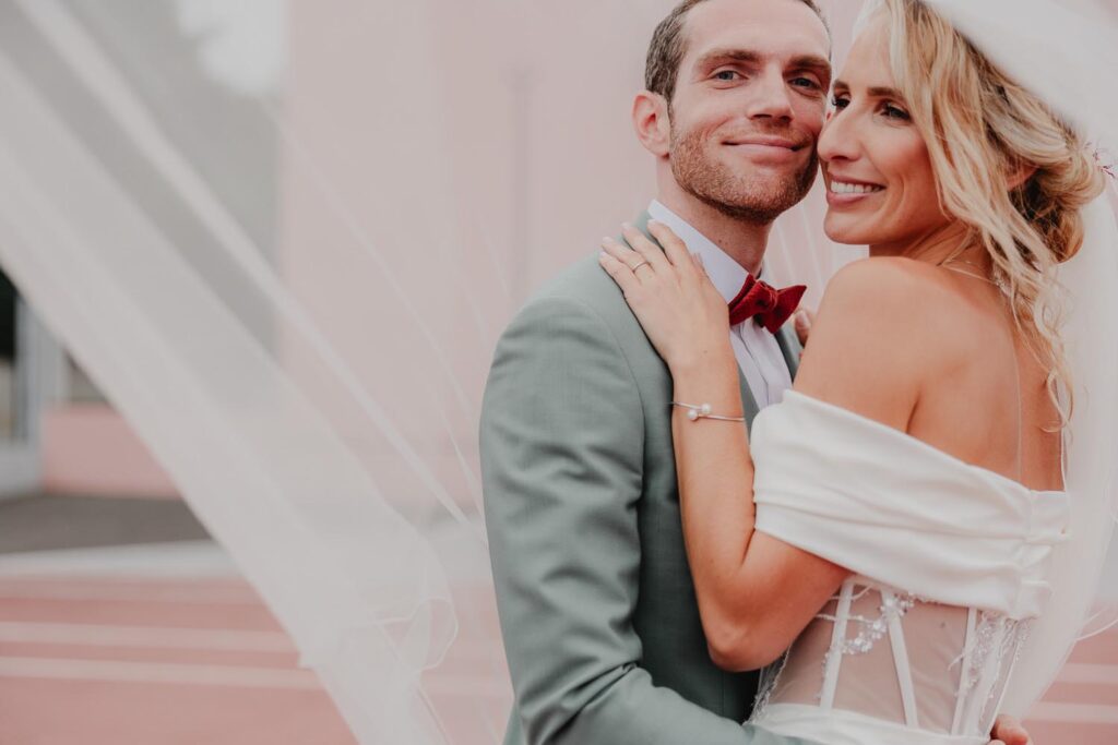 seance photo de couple lors d'un mariage au domaine etxezahar au pays basque