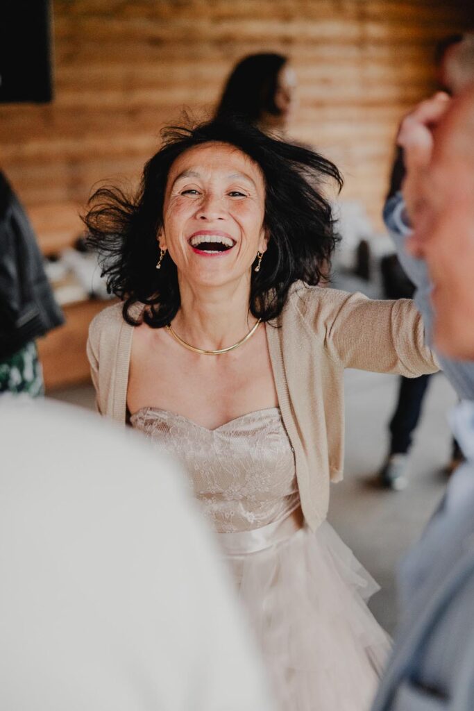 invités qui dansent lors de leur mariage au pays basque au domaine etxezahar