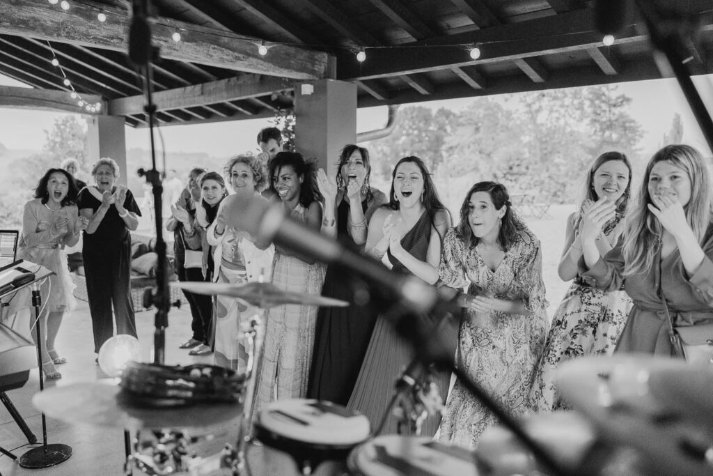 invités qui dansent lors d'un mariage au pays basque au domaine etxezahar