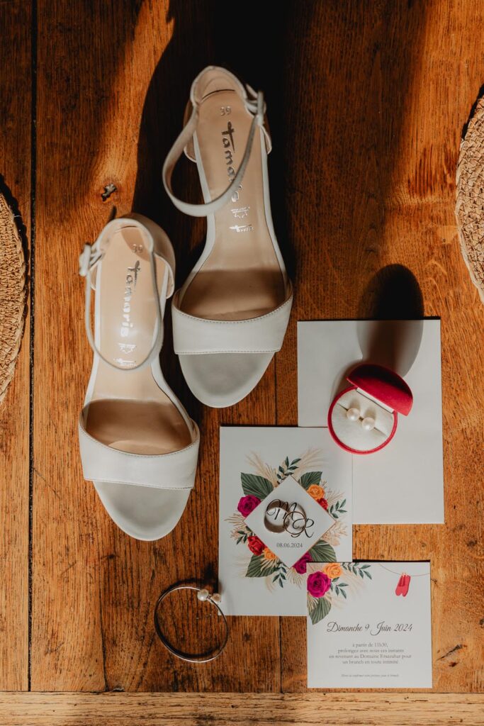 accessoires de la marié au domaine extezahar à bardos dans le pays-basque le jour d'un mariage