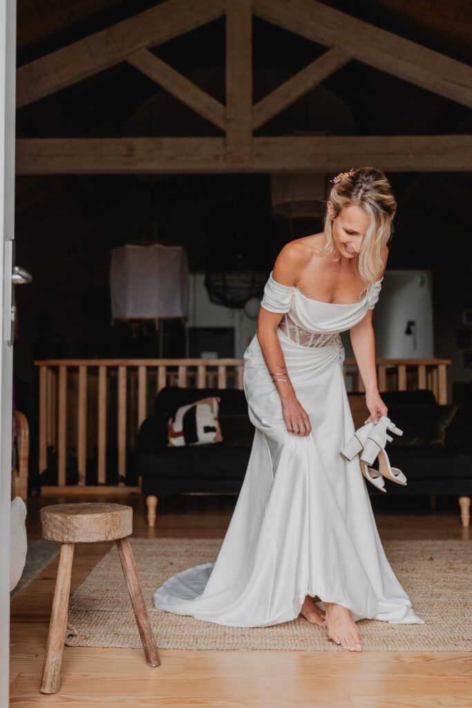 mariage à etxezahar à bardos dans le pays-basque, la mariée se prépare