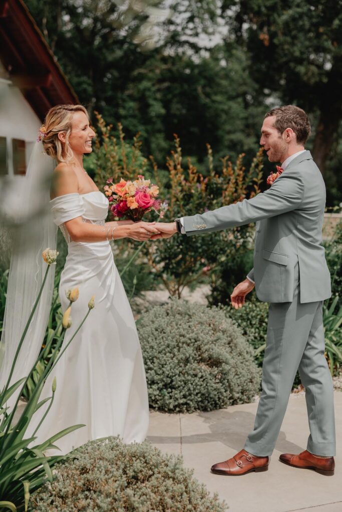 first look au domaine etxezahar à bardos lors d'un mariage