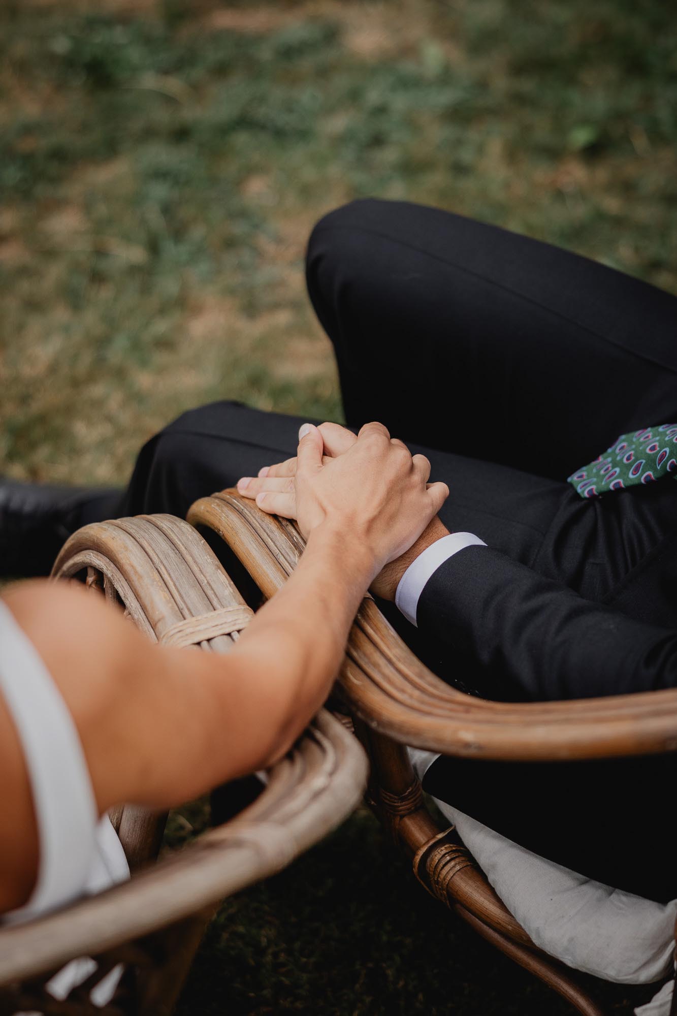 mains des mariés pendant leur cérémonie de mariage à maison belzunce