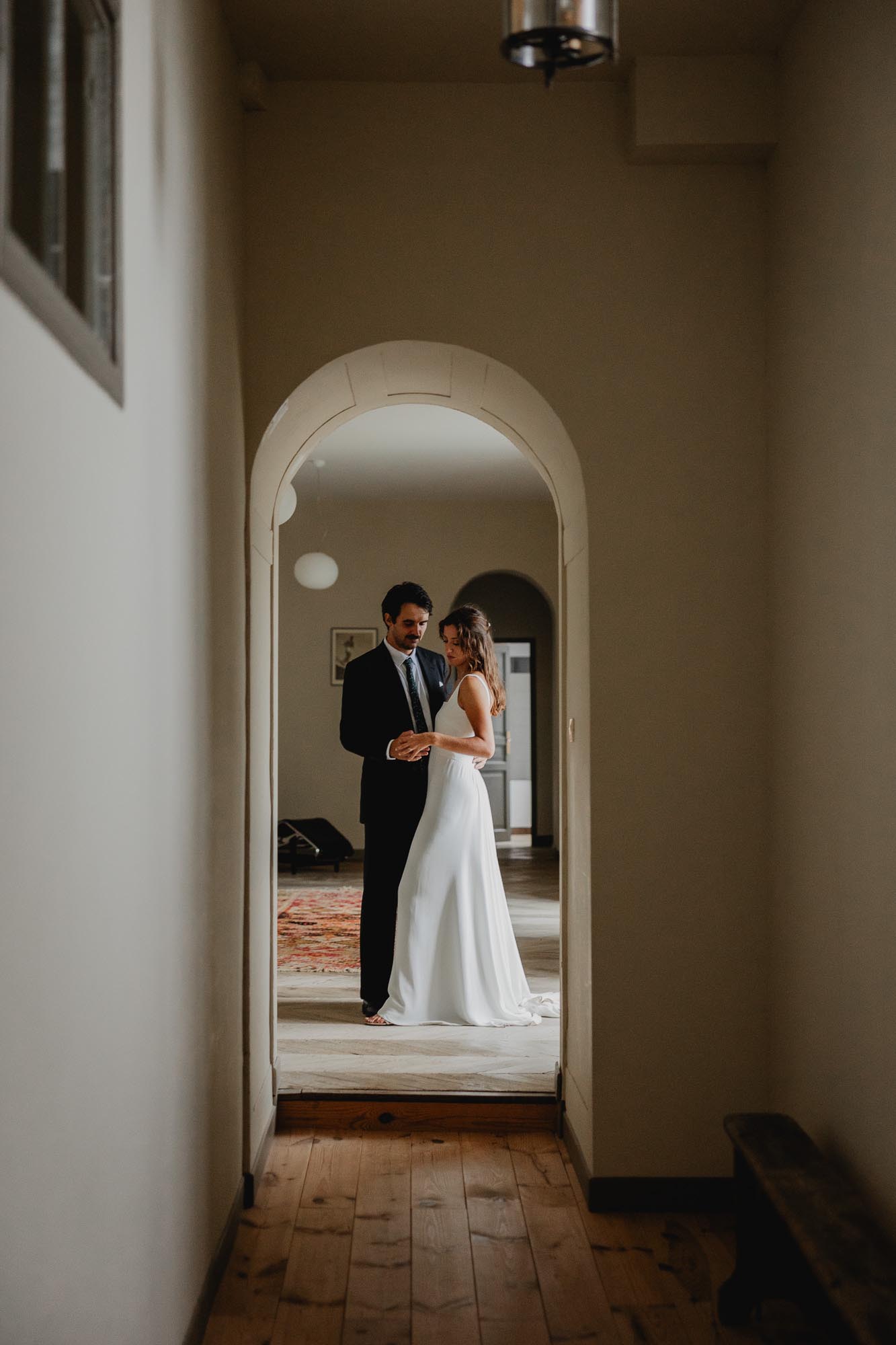 séance photo de couple dans les couloirs de maison belzunce
