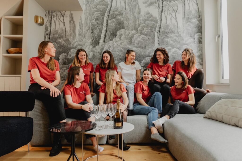 groupe de copines dans un appartement lors d'une seance phot oevjf à biarritz