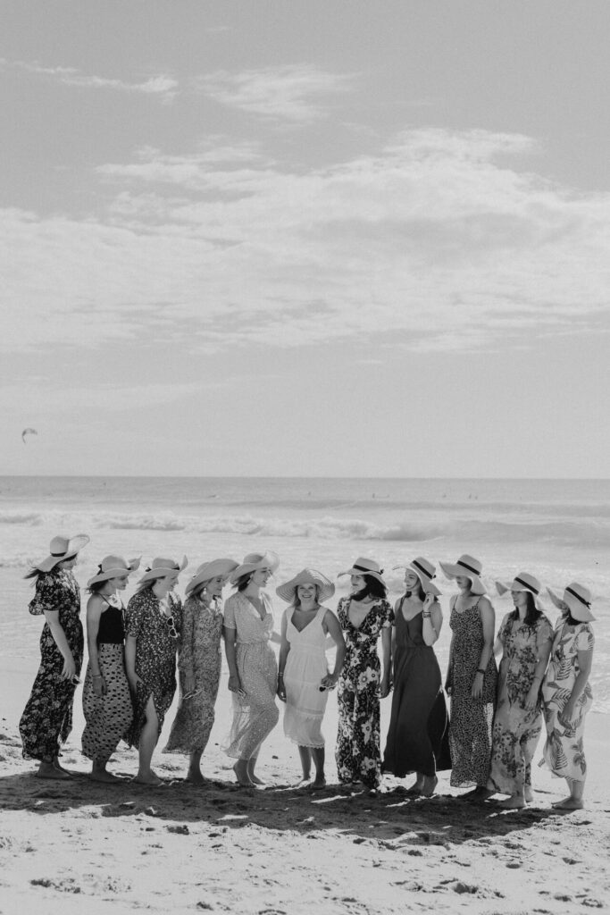 groupe de copines qui posent lors d'une séance photo evjf à biarritz