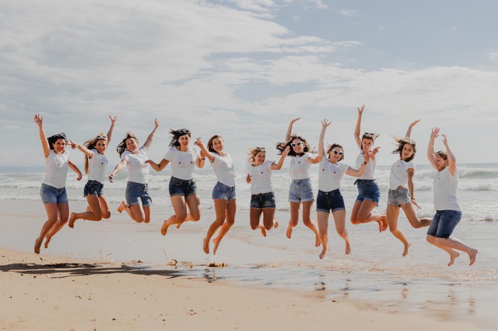 groupe de copines lors d'une séance photo evjf sur une plage de biarritz par leo guthertz