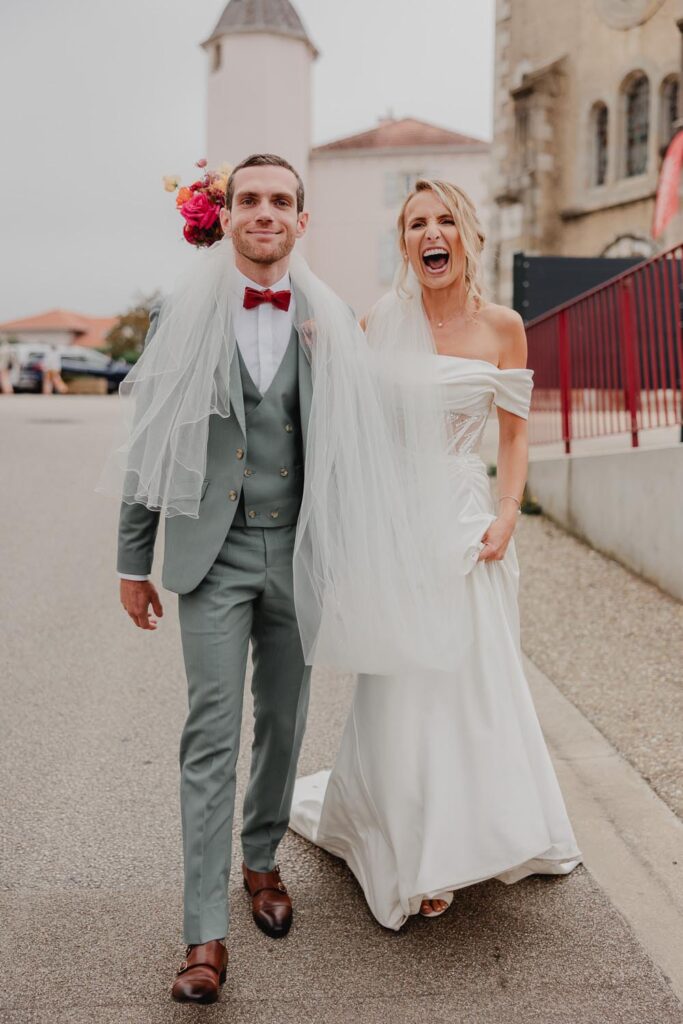seance photo de couple lors d'un mariage à etxezahar à bardos au pays basque